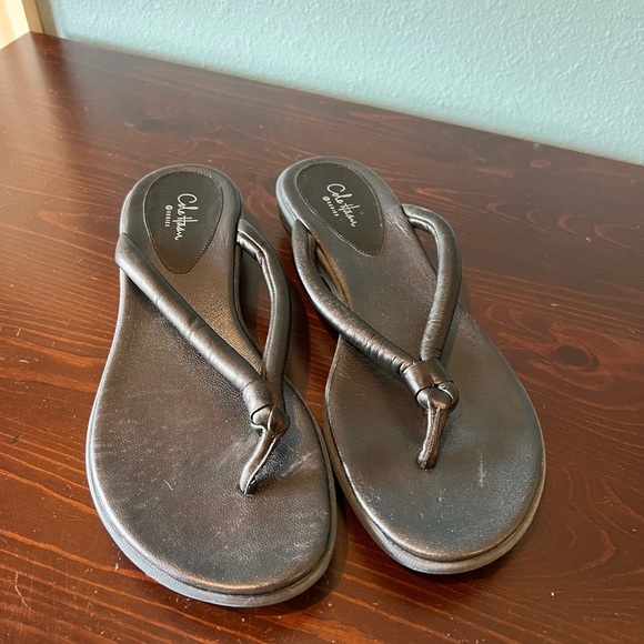 Coke Haan navy blue flip flops.​ - Picture 3 of 6